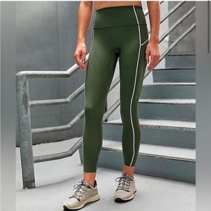 NWT Free People - You're A Peach Active Legging
Secret Moss Womens Size XS